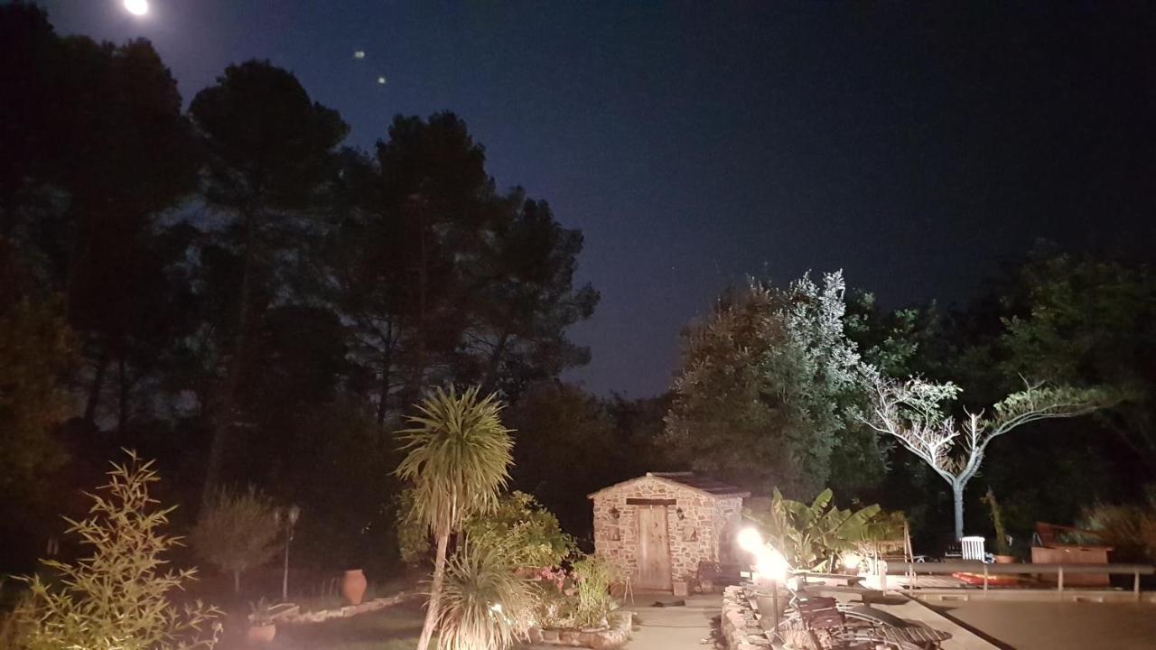Le Jardin Des Selves Bed & Breakfast Драгинян Екстериор снимка